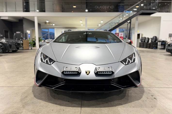 Grå Lamborghini Huracan fra 2023