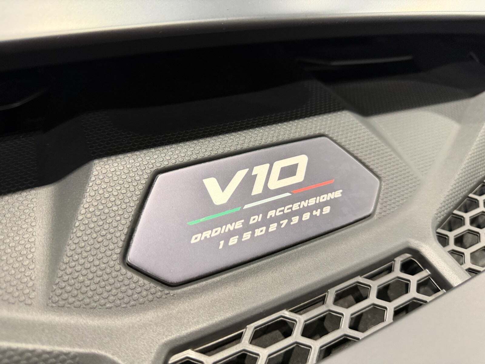 Grå Lamborghini Huracan fra 2023