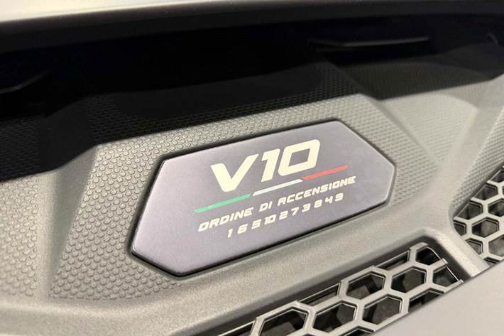 Grå Lamborghini Huracan fra 2023