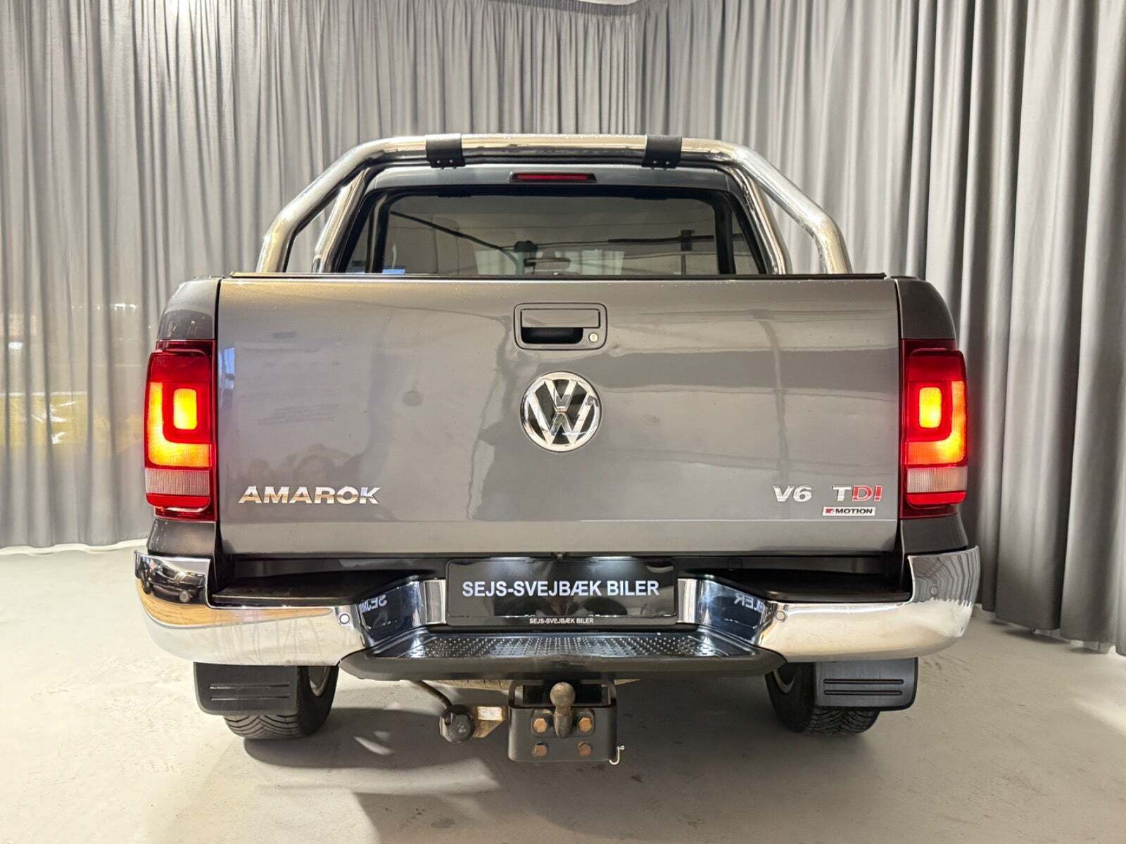 Grå VW Amarok fra 2017 set udefra