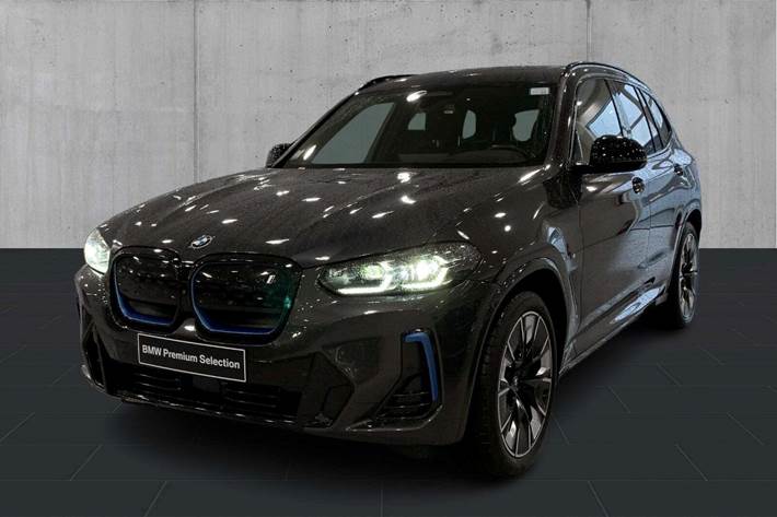 Grå BMW iX3 fra 2023 set udefra