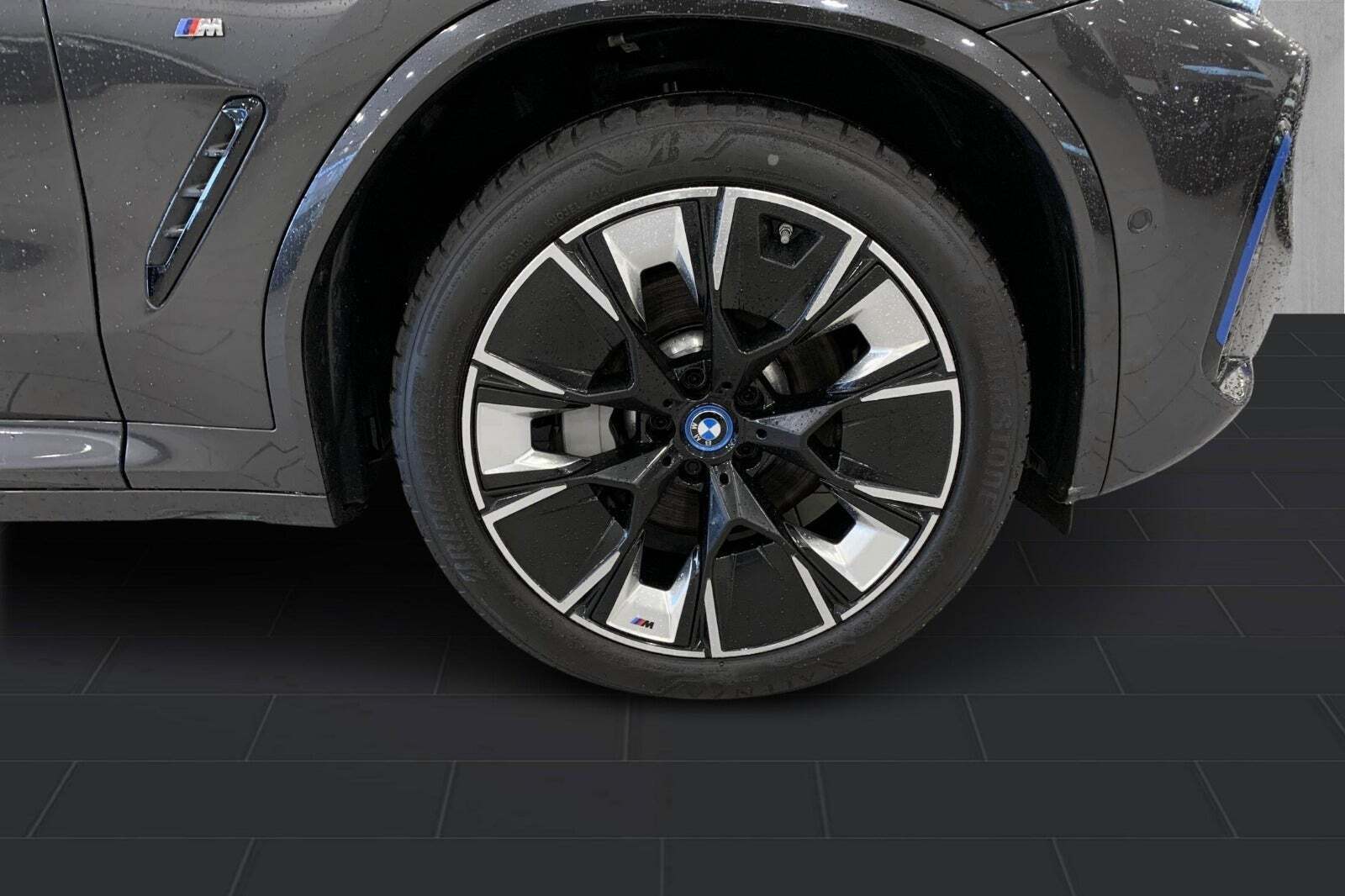 Grå BMW iX3 fra 2023