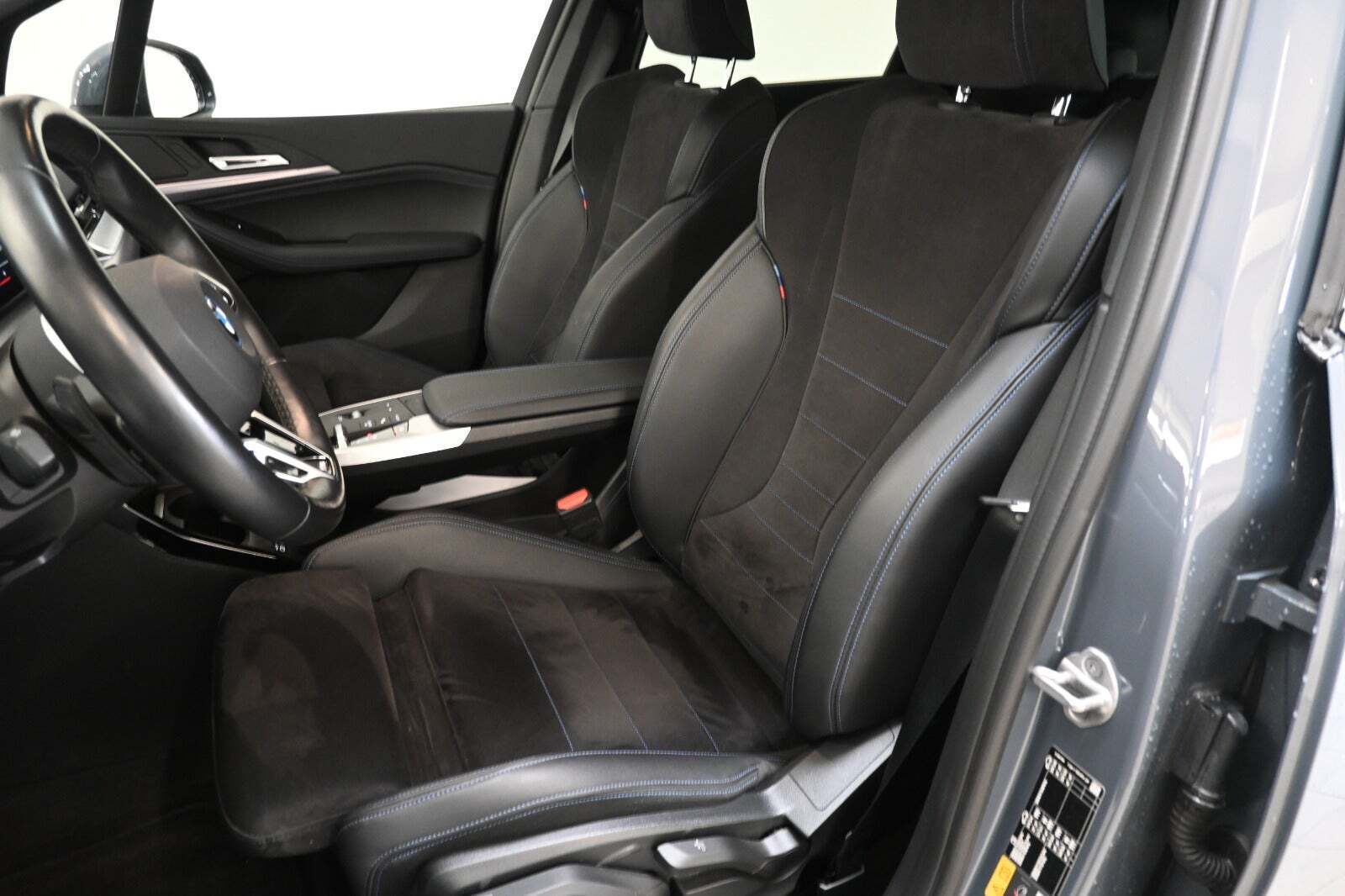 Grå BMW 225e fra 2023 set indefra