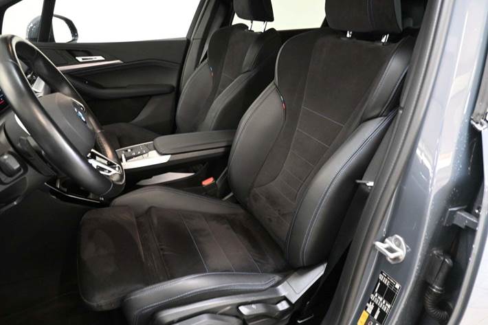 Grå BMW 225e fra 2023 set indefra