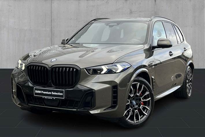 Grøn BMW X5 fra 2025 set udefra
