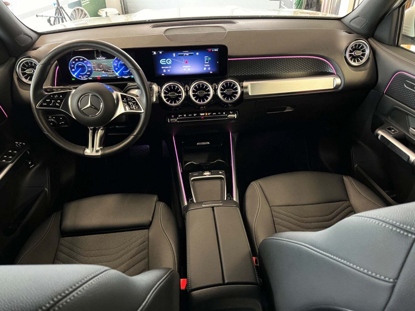 Hvid Mercedes EQB300 fra 2024