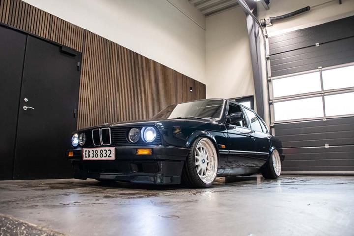 Grøn BMW 320i fra 1988 set udefra
