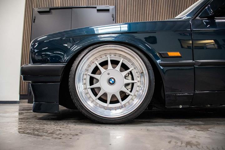 Grøn BMW 320i fra 1988