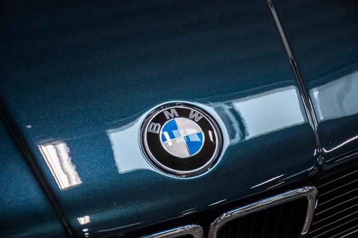 Grøn BMW 320i fra 1988 set udefra