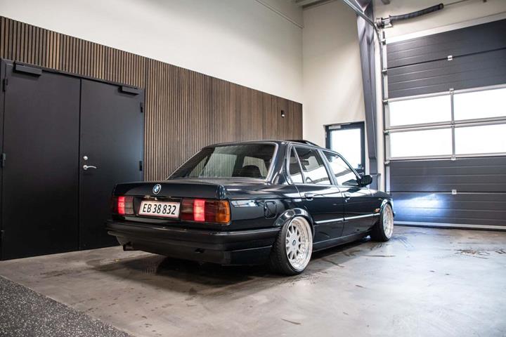 Grøn BMW 320i fra 1988