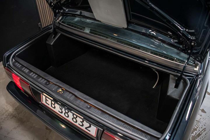 Grøn BMW 320i fra 1988 set udefra