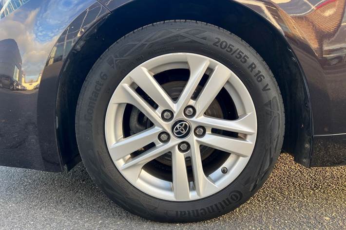 Brun Toyota Corolla fra 2019