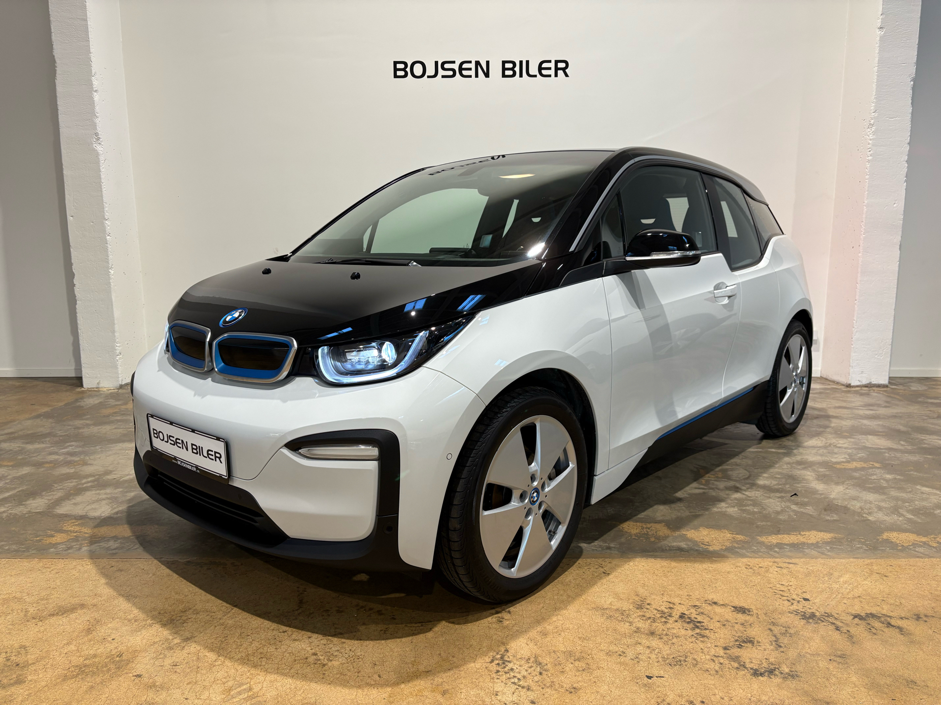 Hvid BMW i3 fra 2019 set udefra