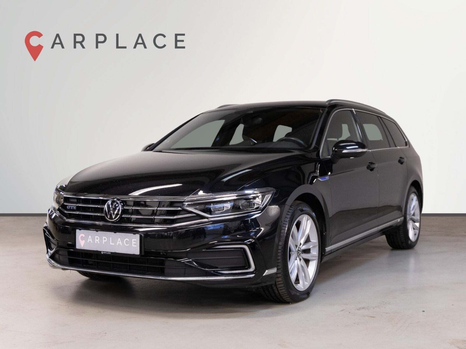 Sort VW Passat fra 2020 set udefra