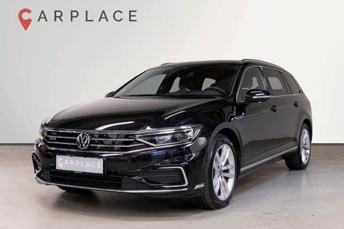 Sort VW Passat fra 2020 set udefra
