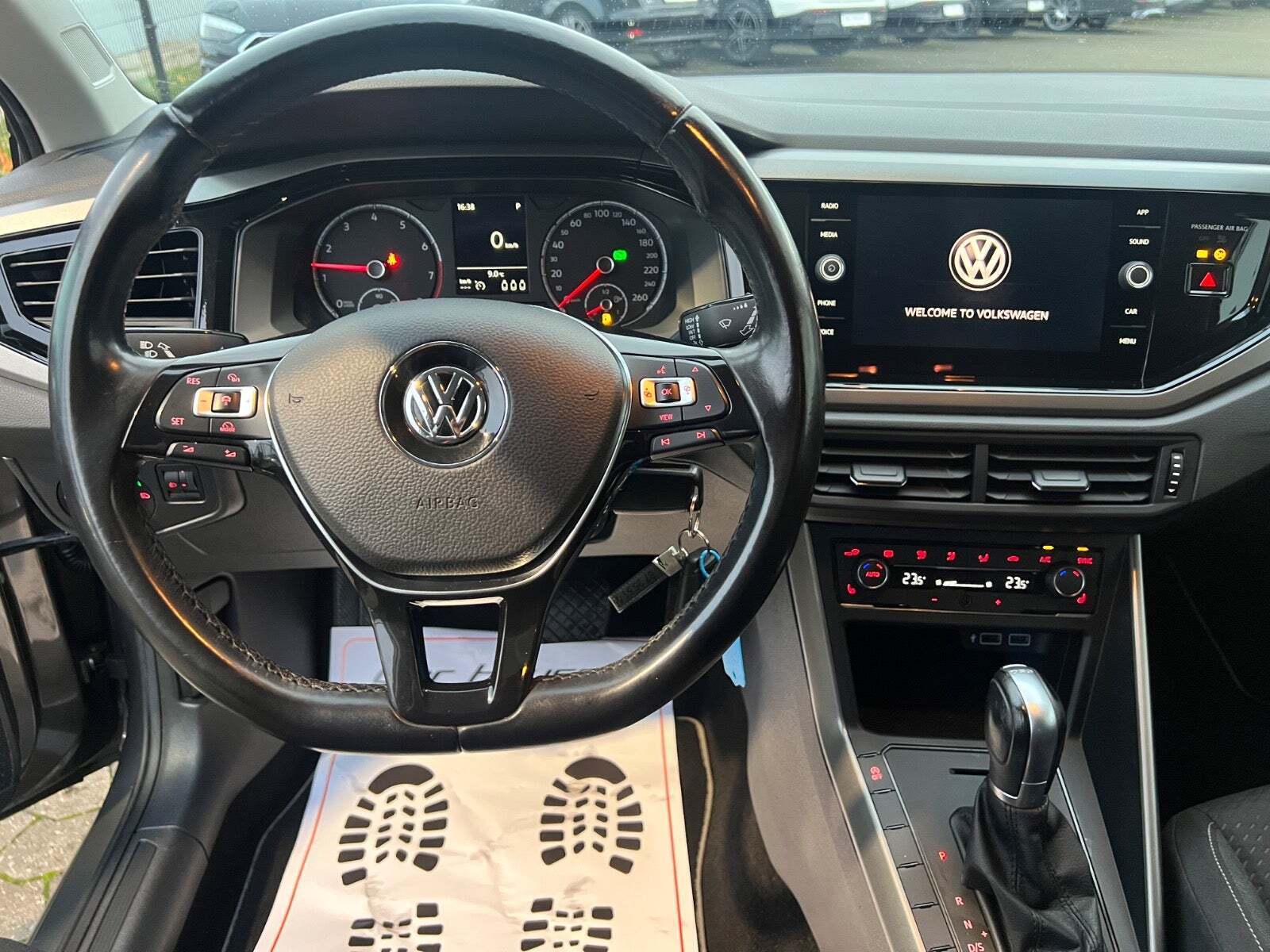 Grå VW Polo fra 2018