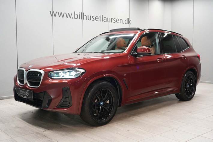 Rød BMW iX3 fra 2022 set udefra
