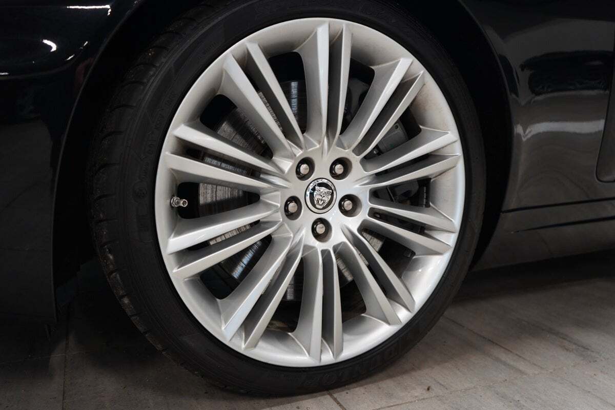 Sort Jaguar XKR fra 2011