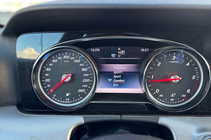 Sort Mercedes E220 d fra 2016