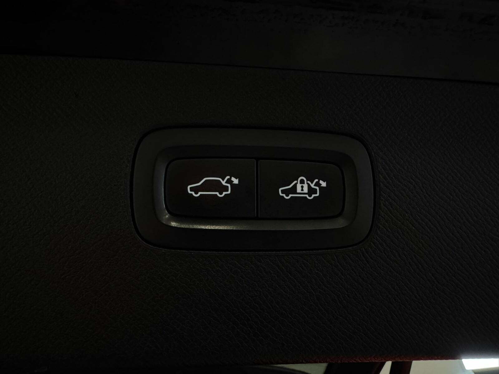 Sort Volvo XC90 fra 2015