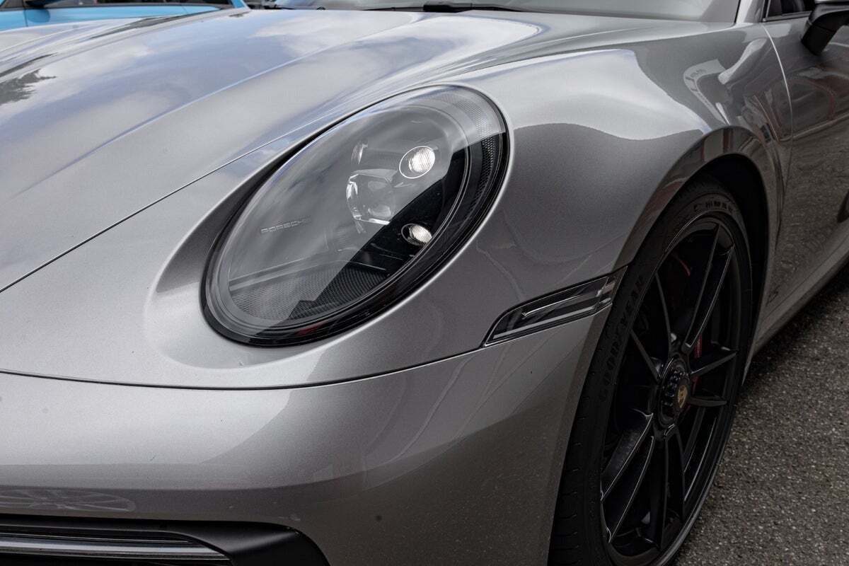 Sølv Porsche 911 Carrera GTS fra 2022