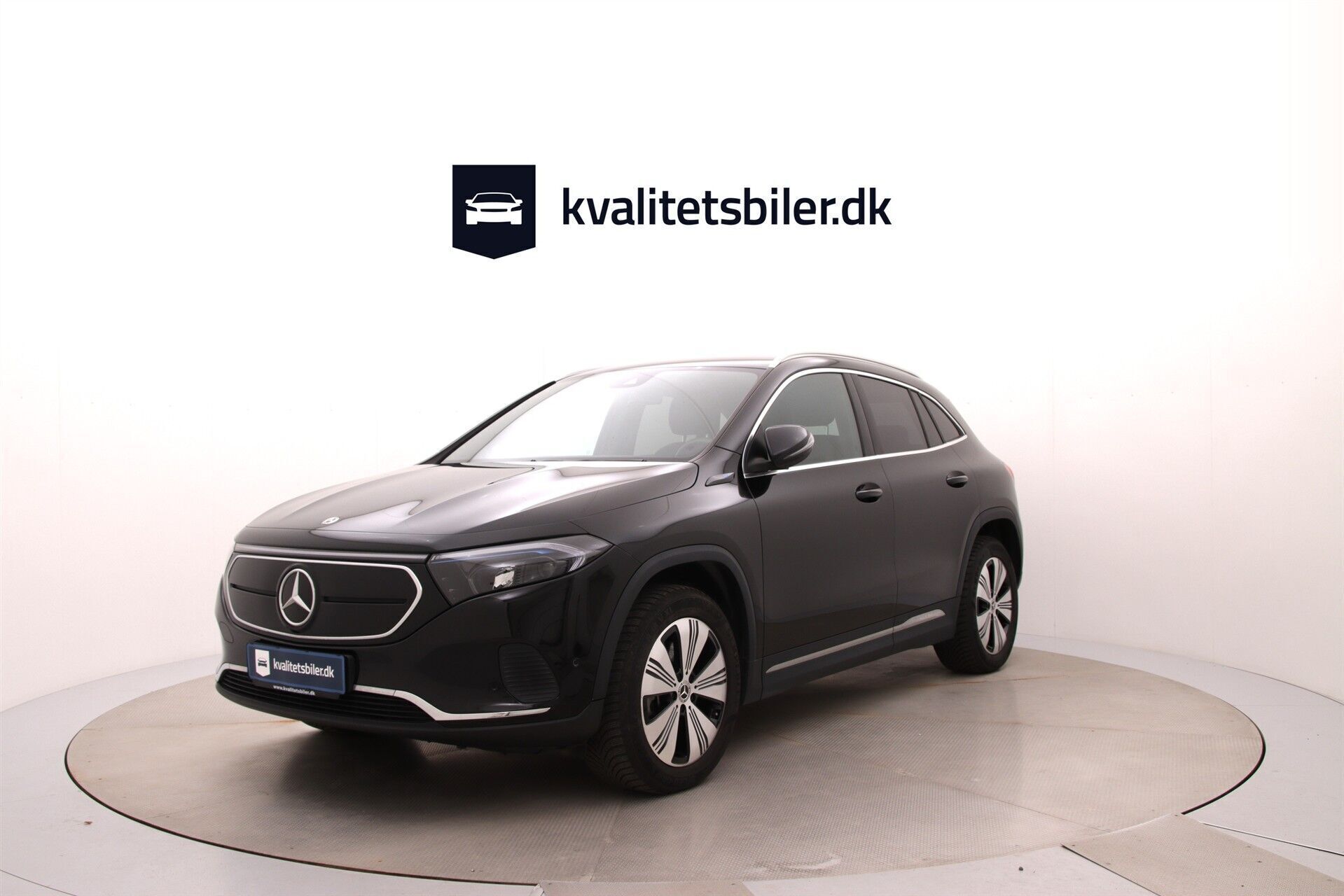 Sort Mercedes EQA 250 fra 2023 set udefra