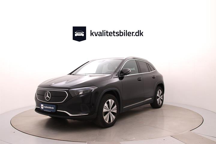 Sort Mercedes EQA250 fra 2023 set udefra