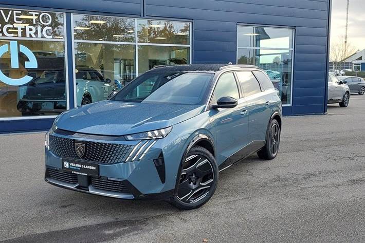 Blå Peugeot e-5008 fra 2024 set udefra