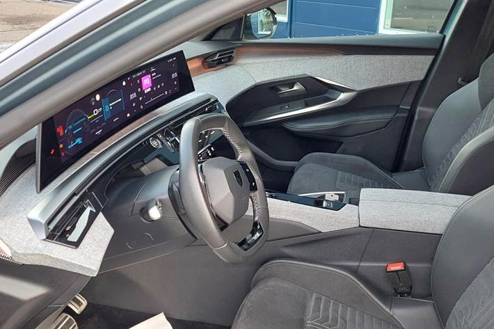 Blå Peugeot e-5008 fra 2024