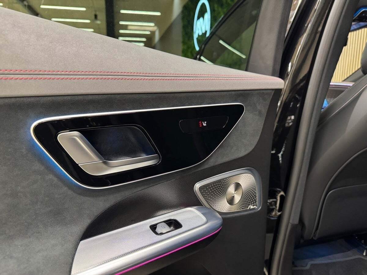 Sort Mercedes EQE350 SUV fra 2024