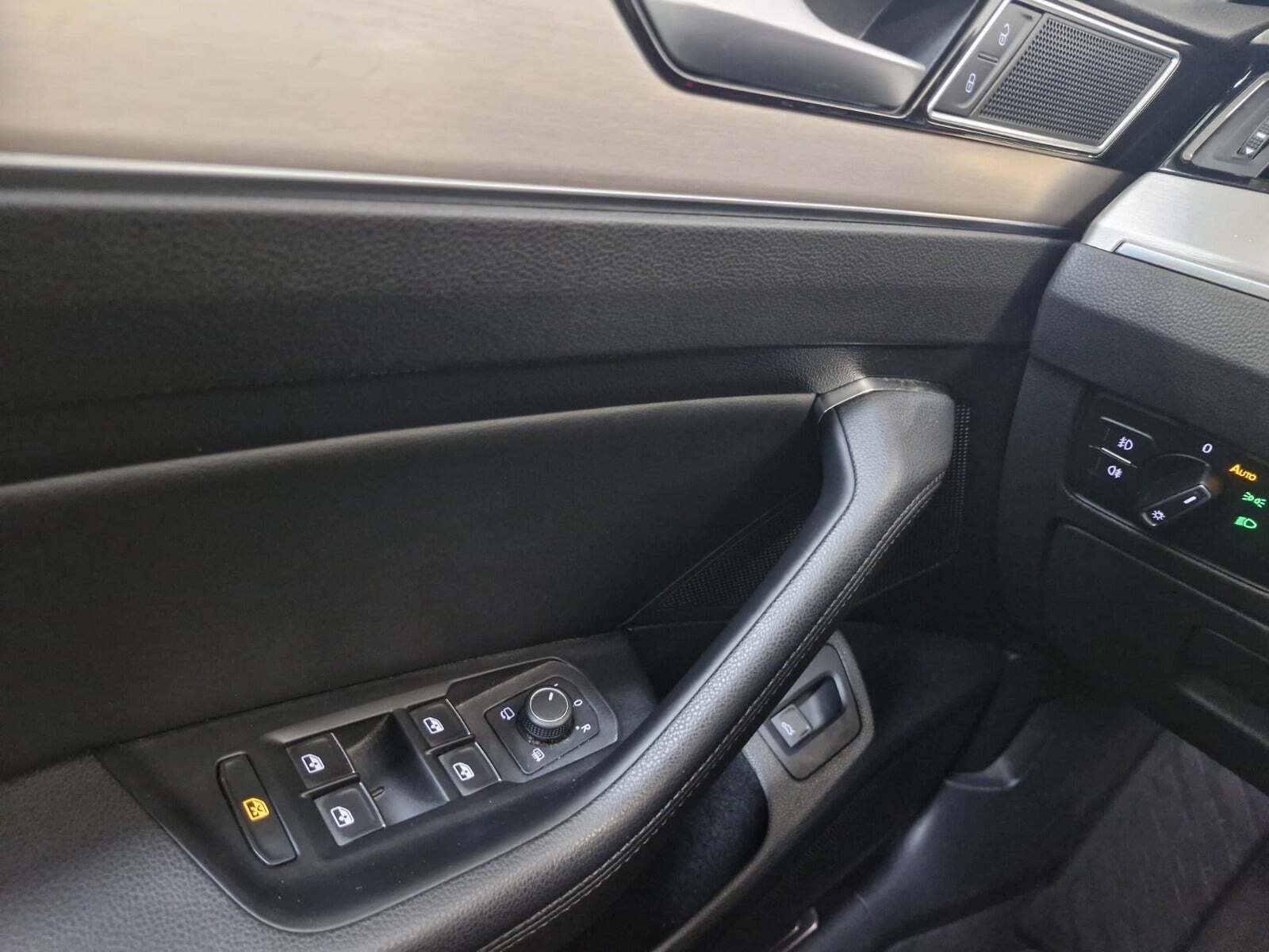 Grå VW Passat fra 2019