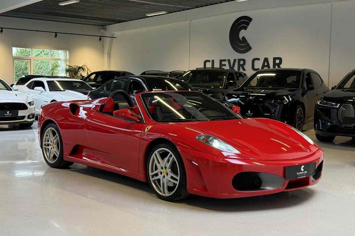 Rød Ferrari F430 fra 2006 set udefra