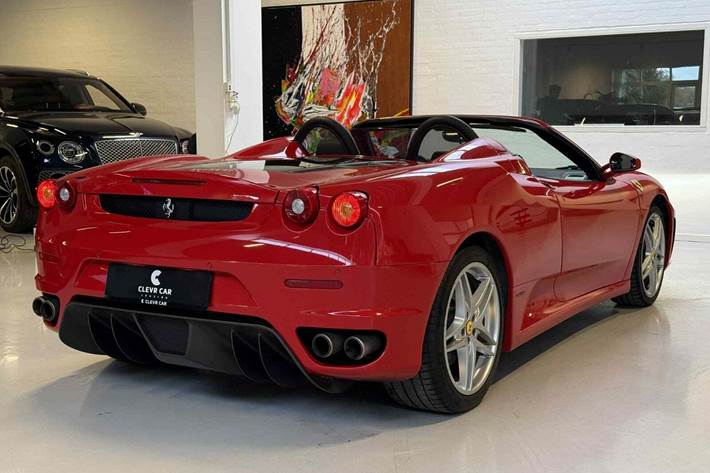 Rød Ferrari F430 fra 2006 set udefra