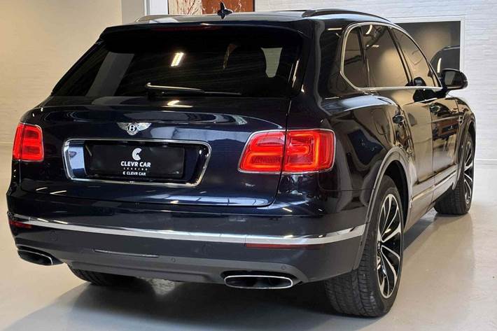 Blå Bentley Bentayga fra 2017 set udefra