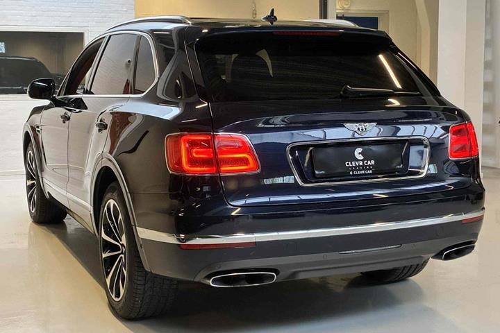 Blå Bentley Bentayga fra 2017 set udefra