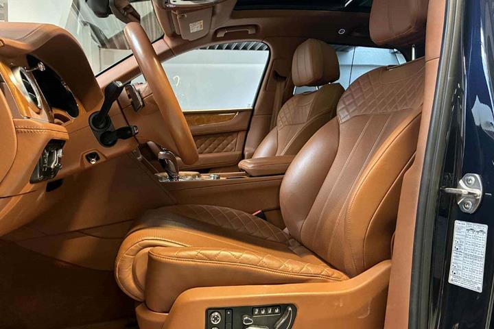 Blå Bentley Bentayga fra 2017 set indefra