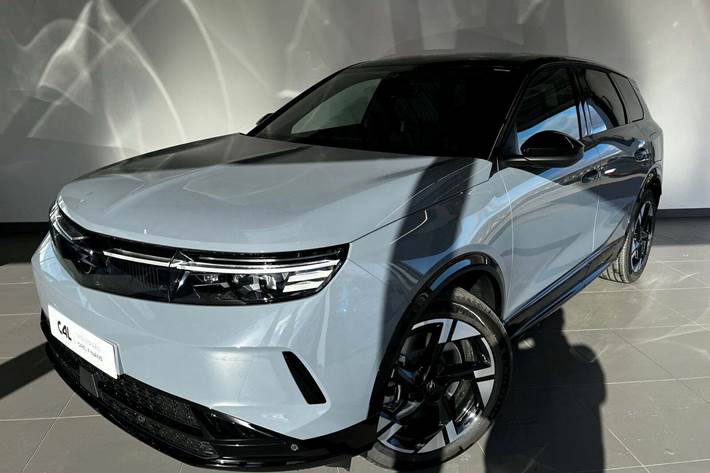Grå Opel Grandland-e fra 2025 set udefra