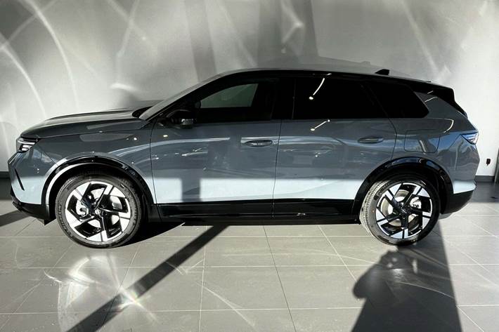 Grå Opel Grandland-e fra 2025 set udefra