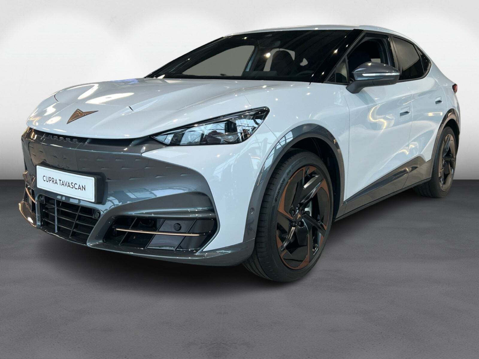 Hvid Cupra Tavascan fra 2025 set udefra