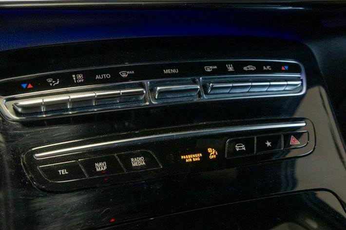 Grå Mercedes EQC400 fra 2020 set indefra