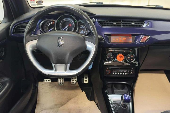 Sølv Citroën DS3 fra 2013 set indefra
