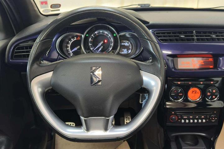 Sølv Citroën DS3 fra 2013 set indefra