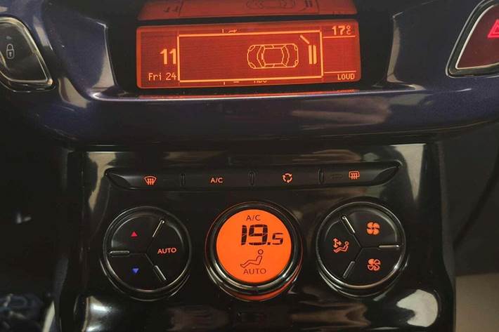 Sølv Citroën DS3 fra 2013 set indefra