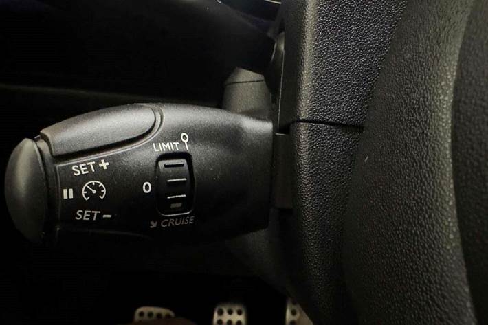 Sølv Citroën DS3 fra 2013 set indefra