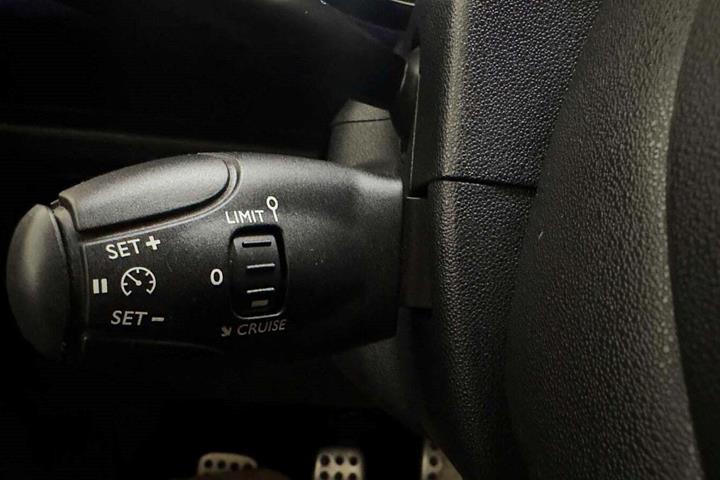 Sølv Citroën DS3 fra 2013 set indefra