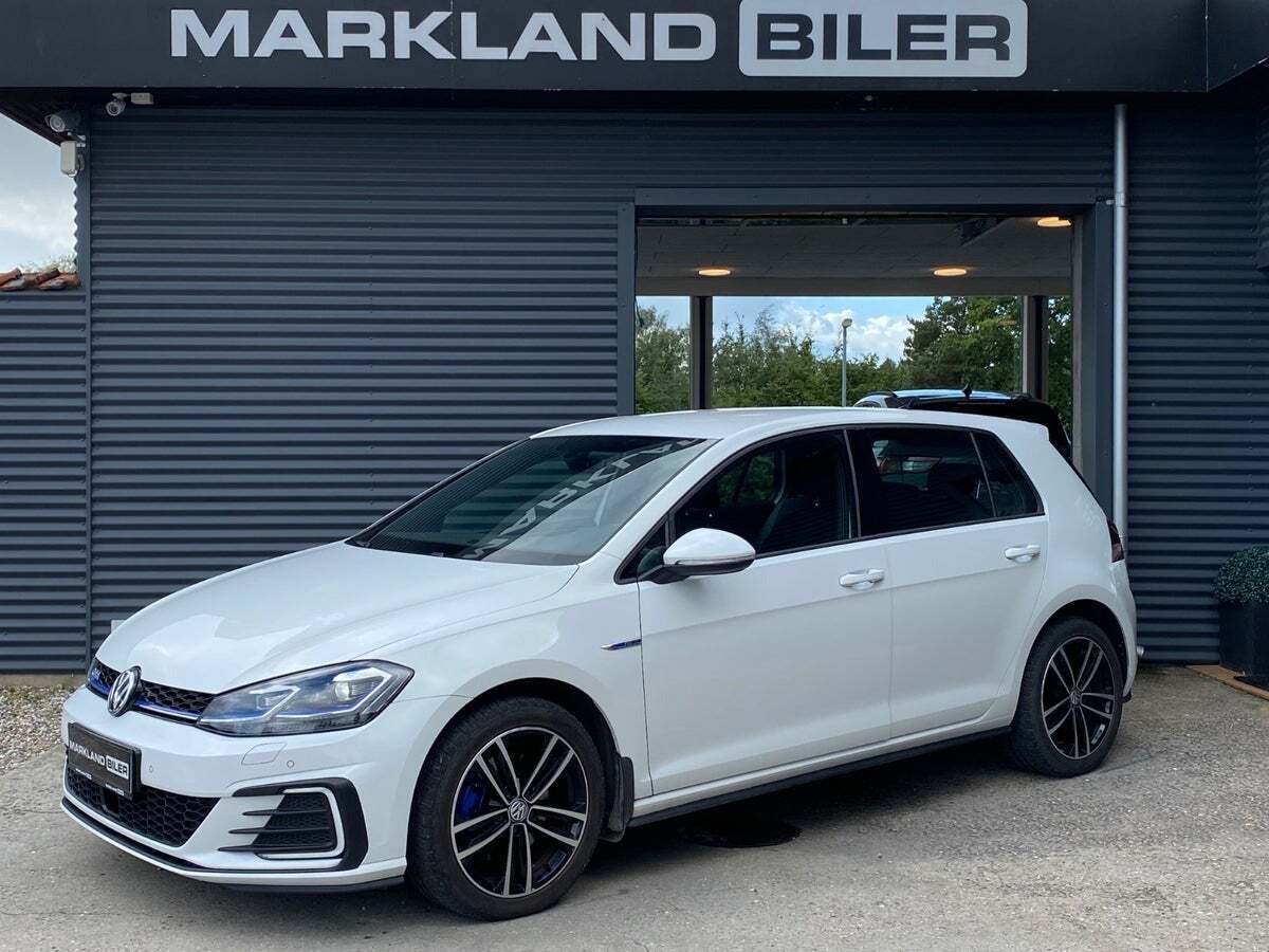 Hvid VW Golf VII fra 2020 set udefra