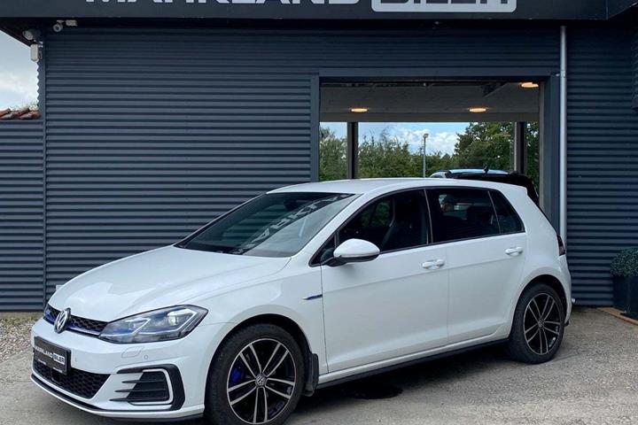 Hvid VW Golf VII fra 2020 set udefra