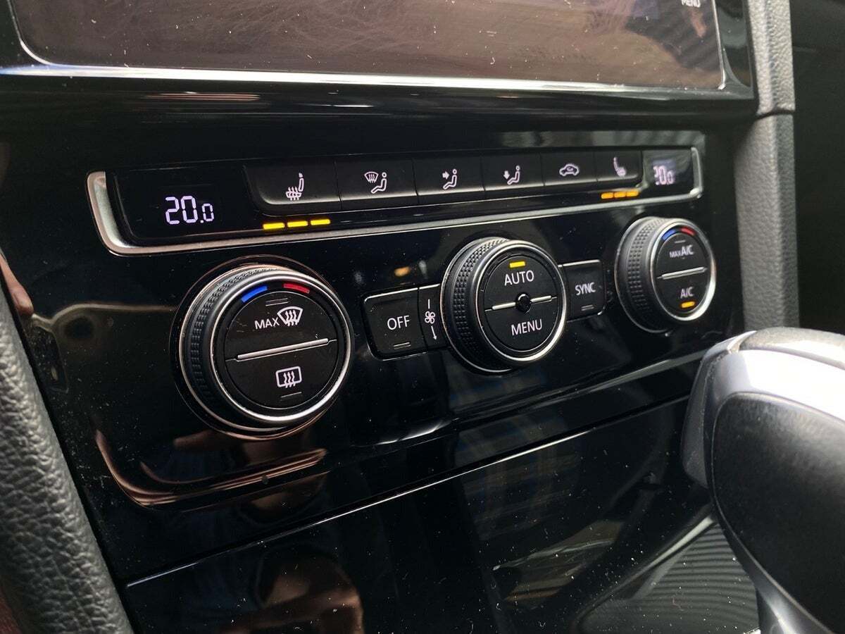 Hvid VW Golf VII fra 2020