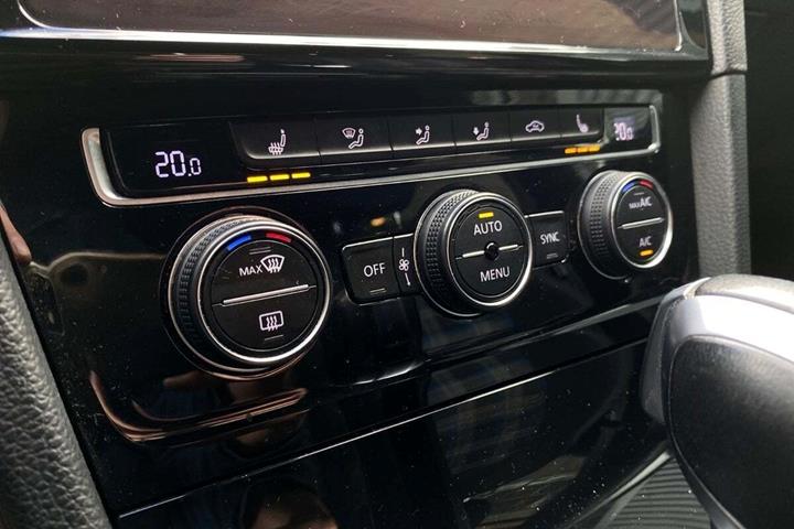 Hvid VW Golf VII fra 2020