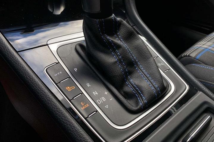 Hvid VW Golf VII fra 2020